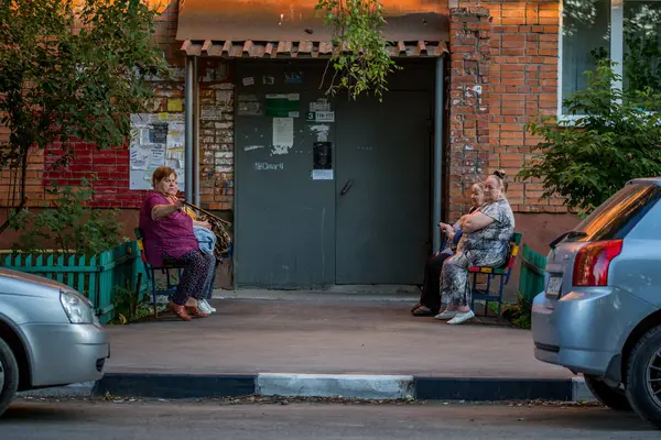 Rusya, Tula 'da apartman girişinin önündeki banklarda oturan ve sohbet eden büyükanneler - 27 Haziran 2018
