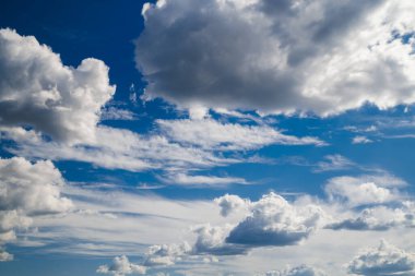 Mavi Gökyüzü Arkaplanı Üzerinde Beyaz Bulutlar.