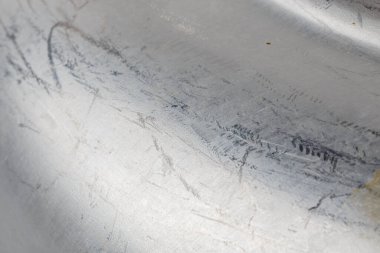 Çizilmiş alüminyum yüzey, yakın çekim tam çerçeve görünümü.