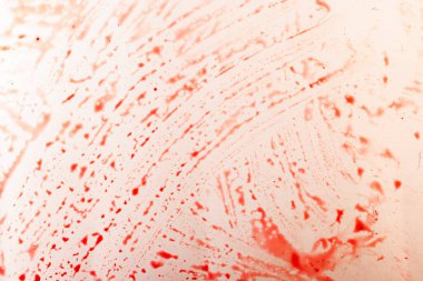 Beyaz arka planda kırmızı frenk üzümü suyu kan sıçramış gibi görünüyor..