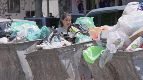 2008年05月26日 吉尔吉斯斯坦比什凯克 夏季城市中心的垃圾箱超载 特写镜头慢镜头 — 图库视频影像