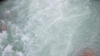 Yaz gününde dağ geçidi nehri yavaş çekimde, tam kare yakın görüntüde.