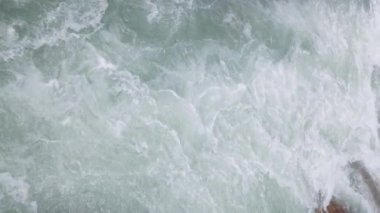 Yaz gününde dağ geçidi nehri yavaş çekimde, tam kare yakın görüntüde.