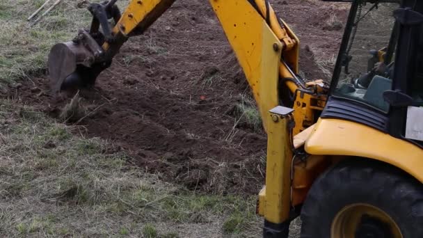 挖掘机铲掘机铲平顶部土层并使之接近地面 — 图库视频影像