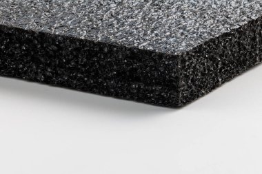 Beyaz arka planda siyah, yüksek etkili, kapalı hücre polietilen siyah köpük tabaka. Paketleme malzemesi ESD 'ye duyarlı elektronik bileşenler için özel olarak tasarlanmıştır..