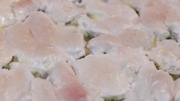 Çiğ Tavuk Göğsü Parçaları Tavada Kızarıyor Yavaş Çekim Tam Kare — Stok video