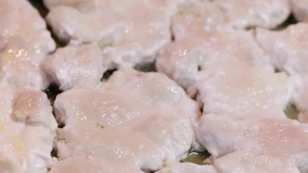 Çiğ Tavuk Göğsü Parçaları Tavada Kızarıyor Yavaş Çekim Tam Kare — Stok video