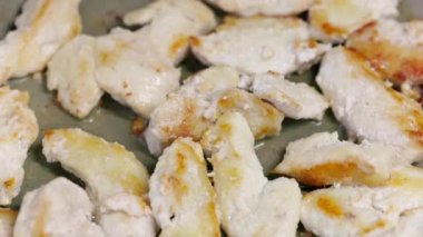 Altın kenarlı çiğ tavuk göğsü parçaları yakın çekim yavaş çekim tam kare arka plan seçici odak ve sığ alan derinliği