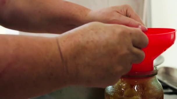 Γυναικεία Χέρια Γεμίζοντας Γυάλινα Βάζα Μαρμελάδα Μήλου Μέσω Κόκκινης Χοάνης — Αρχείο Βίντεο