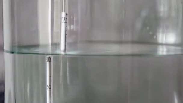 Nahaufnahme Des Destillationsprozesses Flüssige Destillierte Transparente Flüssigkeit Die Einem Großen — Stockvideo