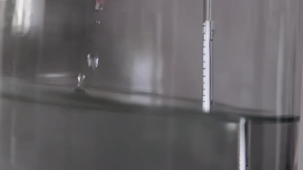 Alkol Damıtma Işlemi Yakın Çekim Sıvı Damıtılmış Şeffaf Sıvı Içinde — Stok video