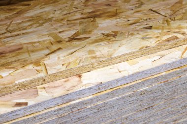 Dil yığınları ve oluklu OSB sıkıştırılmış talaş çarşafları.