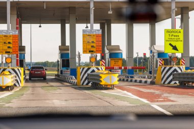 10 Temmuz 2022 'de Rusya' nın Tula kentindeki yol kontrol noktasından geçen kırmızı araba.