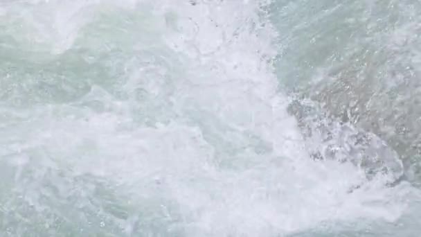 スローモーションで夏の日のマウンテンゴージ川 フルフレームのクローズアップビュー — ストック動画