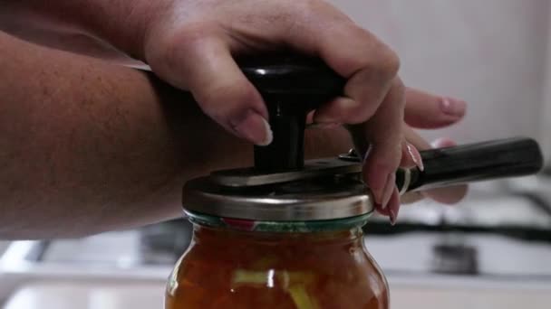 Eine Frau Backt Hause Apfelmarmelade Schließt Das Glas Mit Einem — Stockvideo