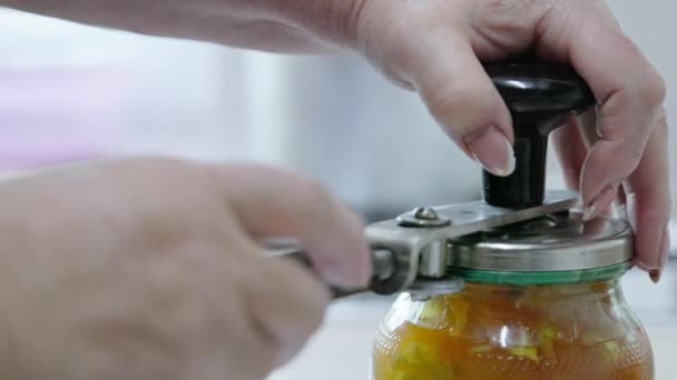 Eine Frau Backt Hause Apfelmarmelade Schließt Das Glas Mit Einem — Stockvideo