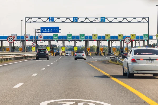 10 Temmuz 2022 'de Rusya' nın Tula kentindeki otoyol kontrol noktasına yaklaşan arabalar