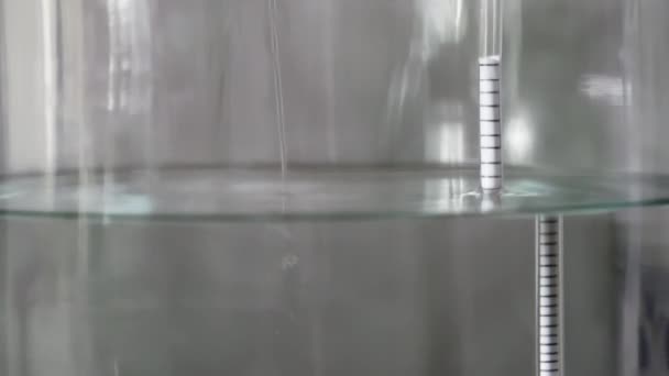 Processo Destilação Álcool Closeup Líquido Destilada Líquido Transparente Que Flui — Vídeo de Stock