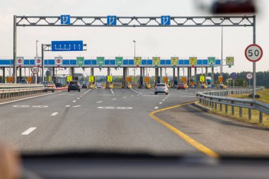 10 Temmuz 2022 'de Rusya' nın Tula kentindeki otoyol kontrol noktasına yaklaşan arabalar