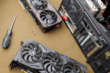 Grafik kartı güncelleme konsepti, Rusya, Tula 'da bronz kumaş arka planında ATX PC dosyası yakınında iki oyun grafikleri kartı - 27 Temmuz 2022