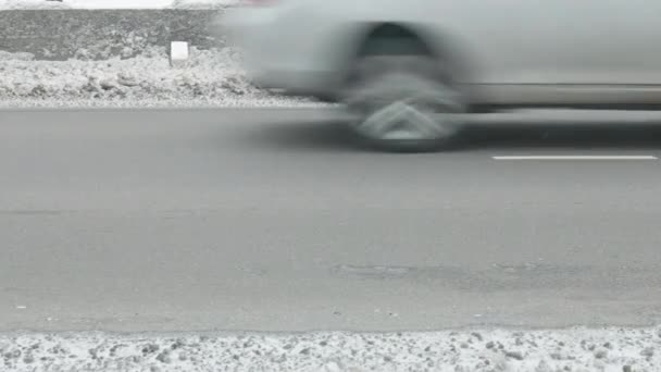 Karlı Kış Yolu Boyunca Giden Arabalar Beton Bariyerlerle Bölünmüş Yakın — Stok video