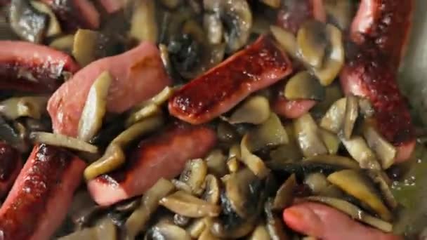 Salsichas Com Cogumelos Champignon Fritando Uma Frigideira Com Ghee Close — Vídeo de Stock
