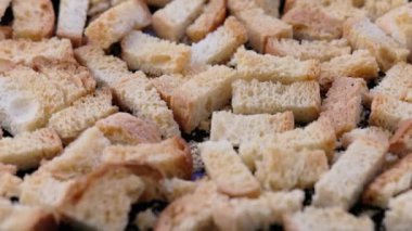 Düz yüzeyde beyaz ekmek ekmeği, tam çerçeve yakın görünüm.