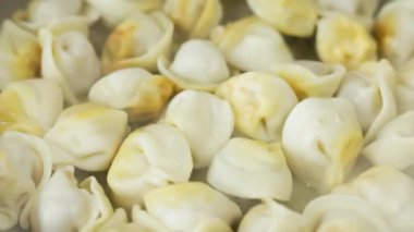 Hamur köfteleri seçici odaklı ve yavaş çekimde kızartma tavasında kızartılır..