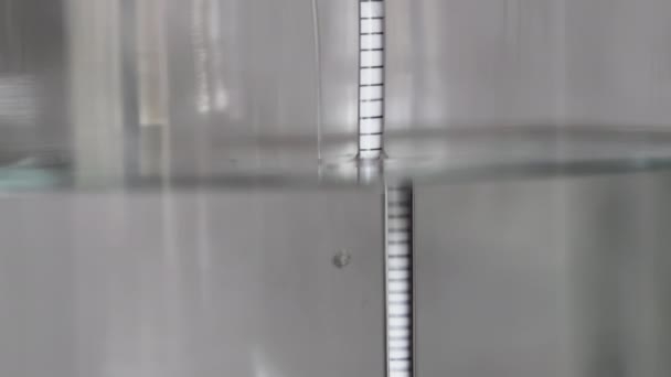 Alcoholdistilleerproces Close Vloeibare Gedistilleerde Transparante Vloeistof Die Grote Glazen Pot — Stockvideo