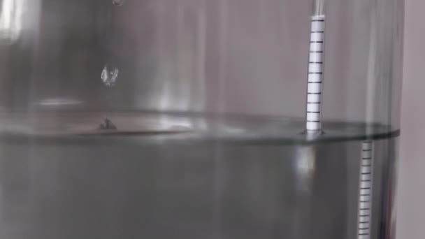 알코올 액체는 항아리에서 흐르는 투명한 액체를 증류했습니다 — 비디오