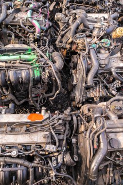 Bulutlu bir günde hurdalığın zemininde vites kutuları olan birçok içten yanmalı motor kullanıldı.