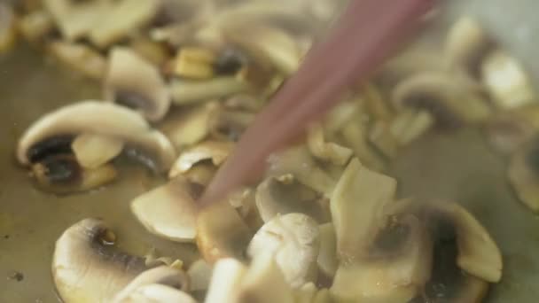 Cogumelos Champignon Frescos Que Mexem Com Espátula Plástica Uma Panela — Vídeo de Stock