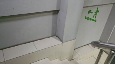 Genel Gonzo Pov 'la merdivenlerden aşağı iniyor..