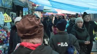 Kırgızistan, Sokuluk 'taki açık sokak pazarı - 29 Aralık 2023
