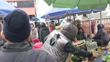 Kırgızistan, Sokuluk 'taki açık sokak pazarı - 29 Aralık 2023