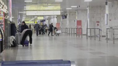Kırgızistan, Manas havaalanındaki resepsiyon masalarının yanındaki salon - 2 Mart 2024