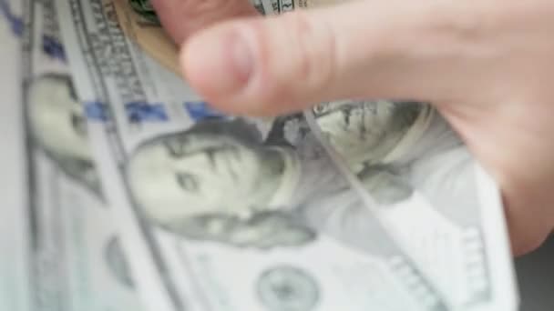 Kaukaskie Ręce Liczą Stos Banknotów Sto Dolarów Zbliżenie Wybiórczym Skupieniem — Wideo stockowe