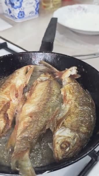 Smażenie Całych Ryb Patelni Żeliwnej Olejem Kuchni Domowej — Wideo stockowe