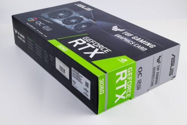 Beyaz arkaplanda NVIDIA RTX 3060 OC 12G TUF oyun kartı karton kutusu. Tula, Rusya - 26 Temmuz 2022