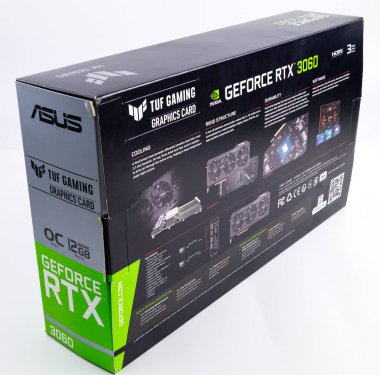 Beyaz arkaplanda NVIDIA RTX 3060 OC 12G TUF oyun kartı karton kutusu. Tula, Rusya - 26 Temmuz 2022
