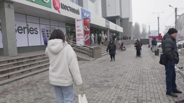 People Walking Zum Aichurok Mall Bishkek Kyrgyzstan February 2024 — Stock Video
