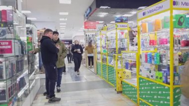 Kırgızistan, Bişkek 'teki Zumm Aichurok Alışveriş Merkezi' nde yürüyen müşteriler - 25 Şubat 2024