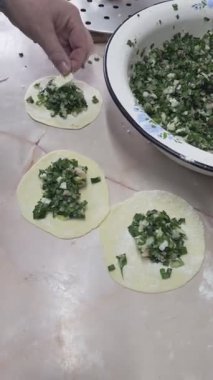 Kadın elleri mutfak masasında jusai ve soğanlı ev yapımı hamur tatlısı yapıyor..