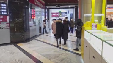 Kırgızistan, Bişkek 'teki Zumm Aichurok Alışveriş Merkezi' nde yürüyen müşteriler - 25 Şubat 2024