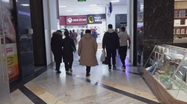 Kırgızistan, Bişkek 'teki Zumm Aichurok Alışveriş Merkezi' nde yürüyen müşteriler - 25 Şubat 2024