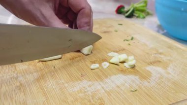 Beyaz eller bambudan karanfil kesiyor yerli mutfağın tahtalarını kesiyor, geniş açı yavaş çekimde. Kullanıcı tarafından oluşturulan gerçek yaşam içeriği.