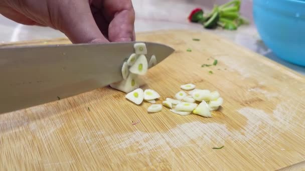 Caucasian Hands Cutting Garlic Cloves Bamboo Cutting Board Domestic Kitchen — Stock Video