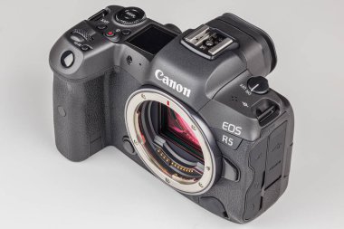 Aynasız dijital kamera gövdesi Canon R5 beyaz arka planda merceksiz ve odaklı - Tula, Rusya, 15 Eylül 2021