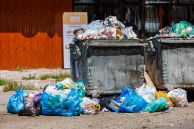 Kırgızistan, Bişkek 'te 26 Mayıs 2023' te aşırı doldurulmuş çöp bidonları