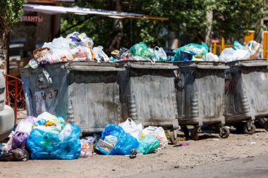 Kırgızistan, Bişkek 'te 26 Mayıs 2023' te aşırı doldurulmuş çöp bidonları